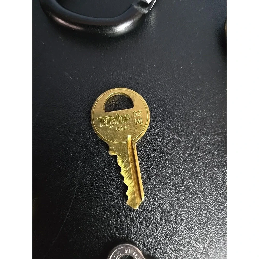 N/A vintage keys